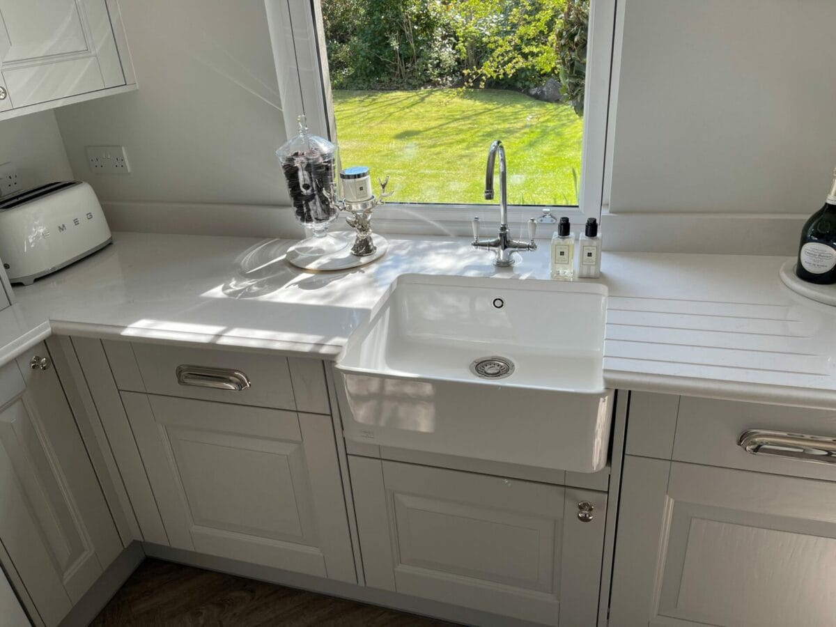 Traditional Kitchen in Platinum by Mike Hughes Fitted Interiors Traditional Kitchen in Platinum by Mike Hughes Fitted Interiors