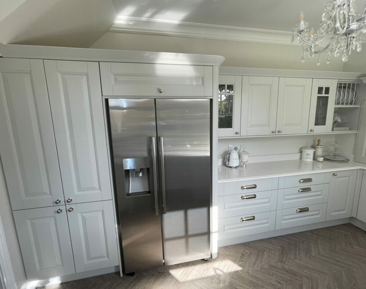 Traditional Platinum Kitchen by Mike Hughes Kitchens & Bedrooms american fridge freezer view Traditional Platinum Kitchen by Mike Hughes Kitchens Bedrooms american fridge freezer view